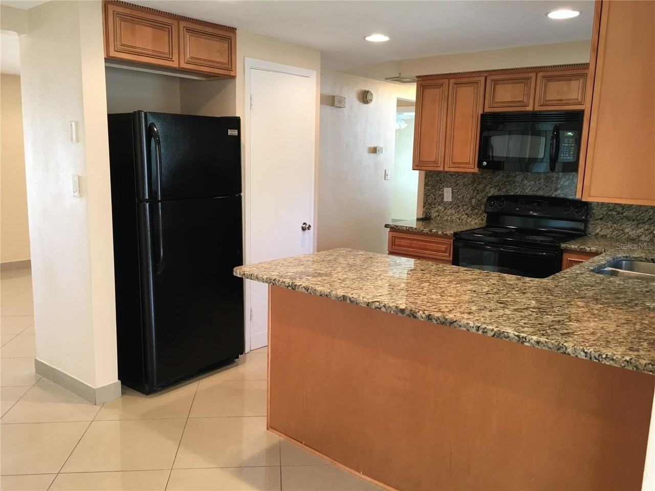 1050 Clairborne St - Photo 5 of 22