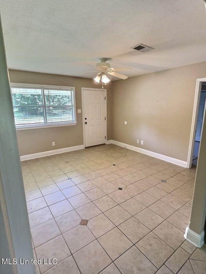 125 Linda Cir - Photo 2 of 13