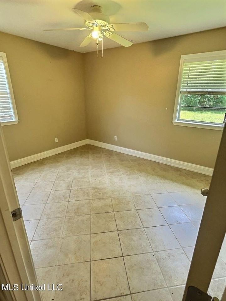 125 Linda Cir - Photo 5 of 13