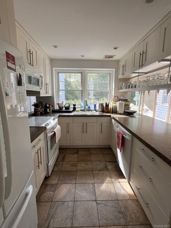 55 Ocean Rd - Photo 6 of 24