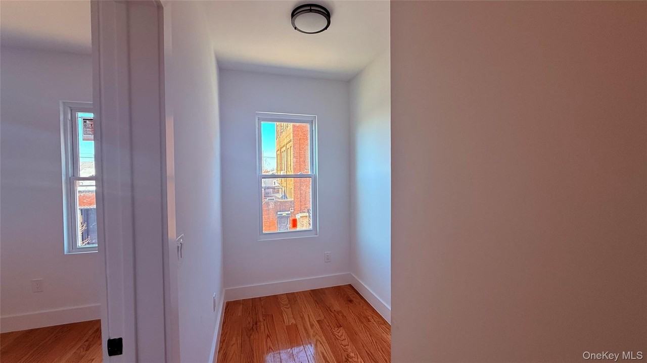 8711 123rd St - Photo 2 of 9
