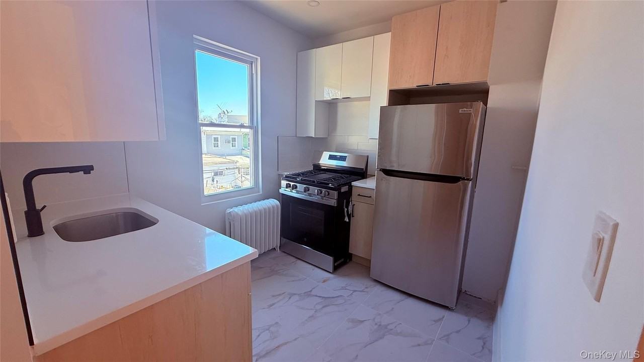 8711 123rd St - Photo 6 of 9