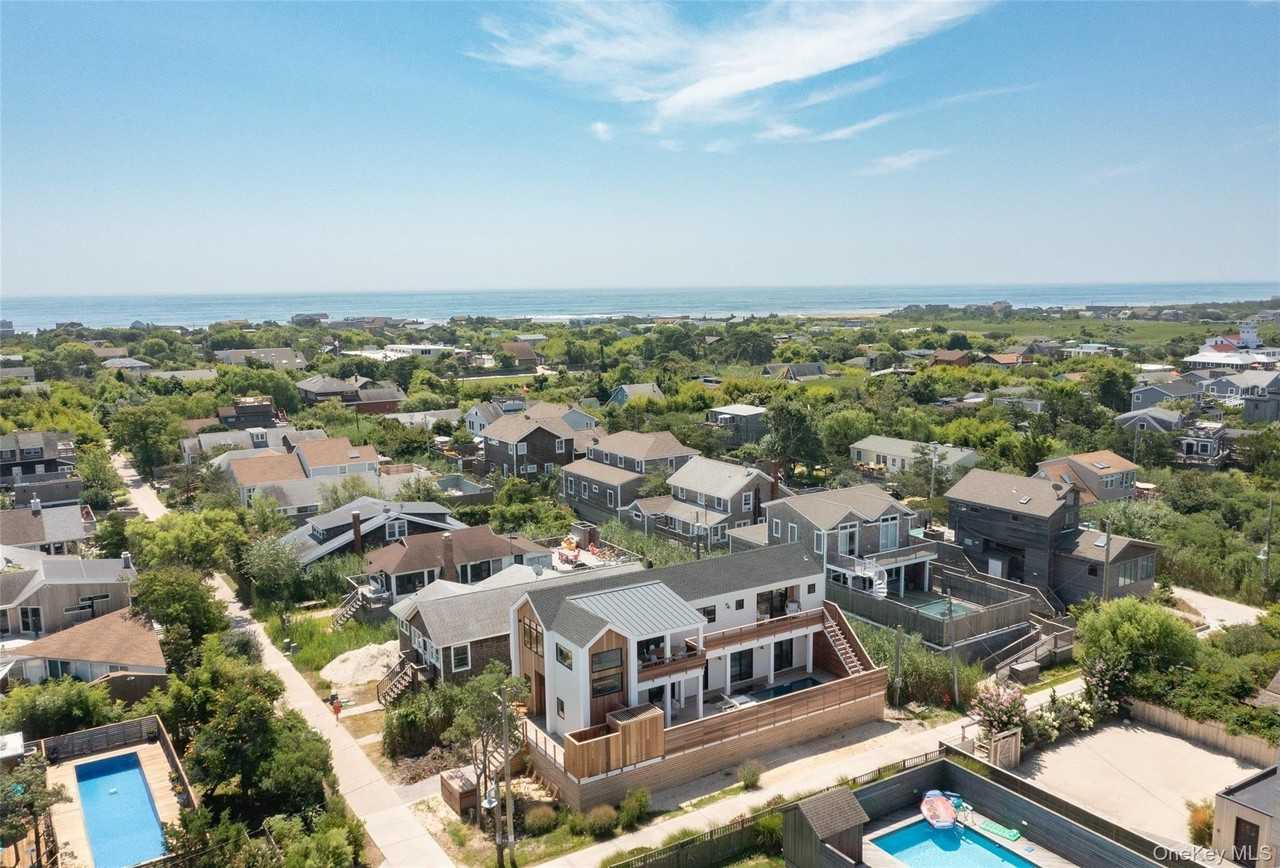 319 Wilmot Rd - Photo 2 of 46