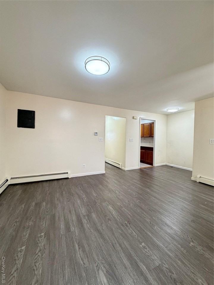 7929 153rd St 1st Fl - Photo 2 of 8