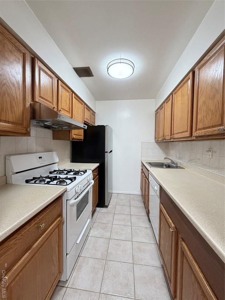 7929 153rd St 1st Fl - Photo 4 of 8