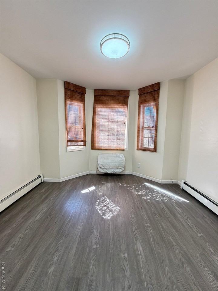 7929 153rd St 1st Fl - Photo 5 of 8