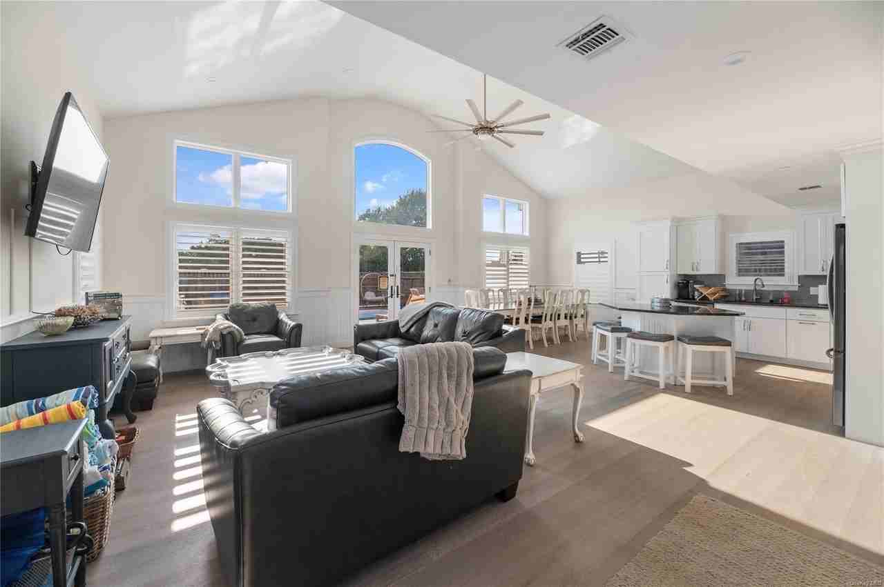 338 Surf Rd - Photo 2 of 12