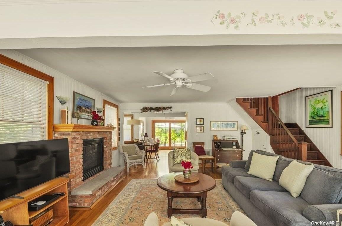 993 Surfview Walk - Photo 4 of 11