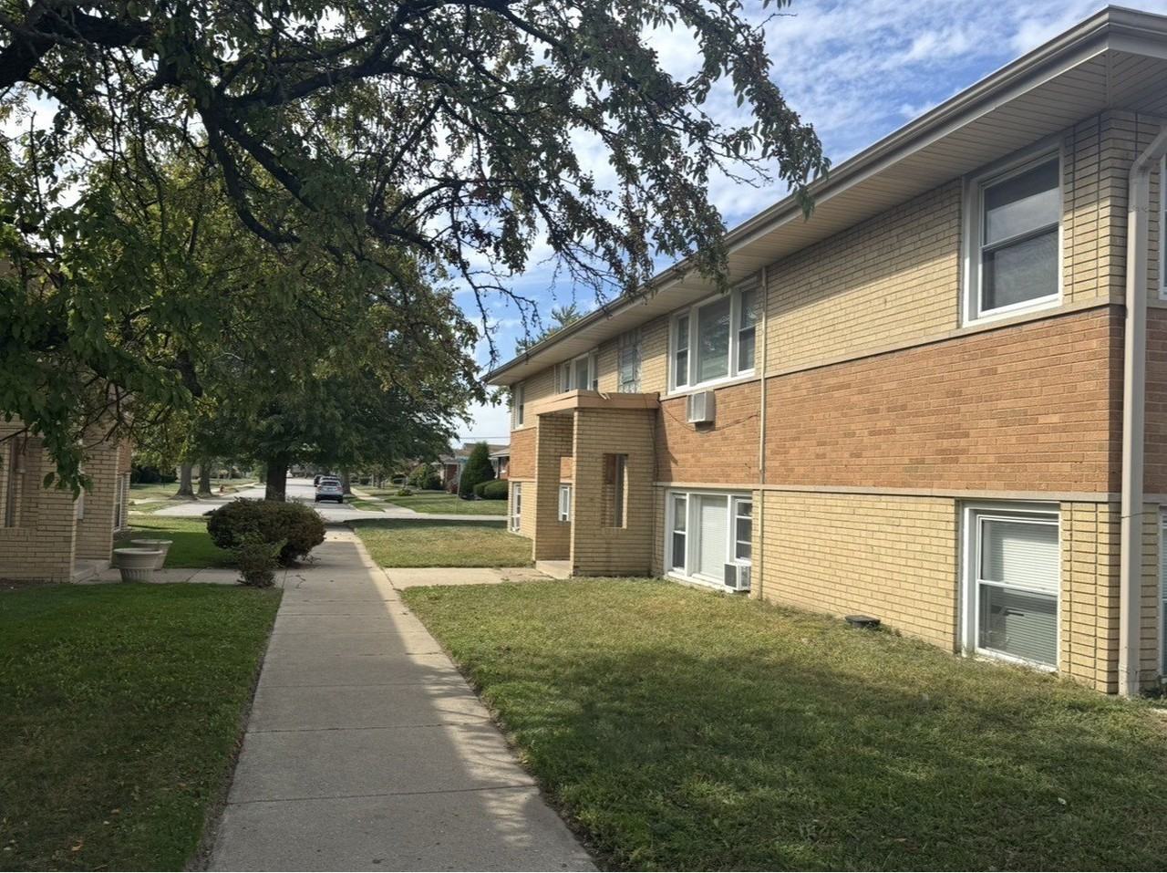 18446 Torrence Ave Apt 2e - Photo 2 of 7