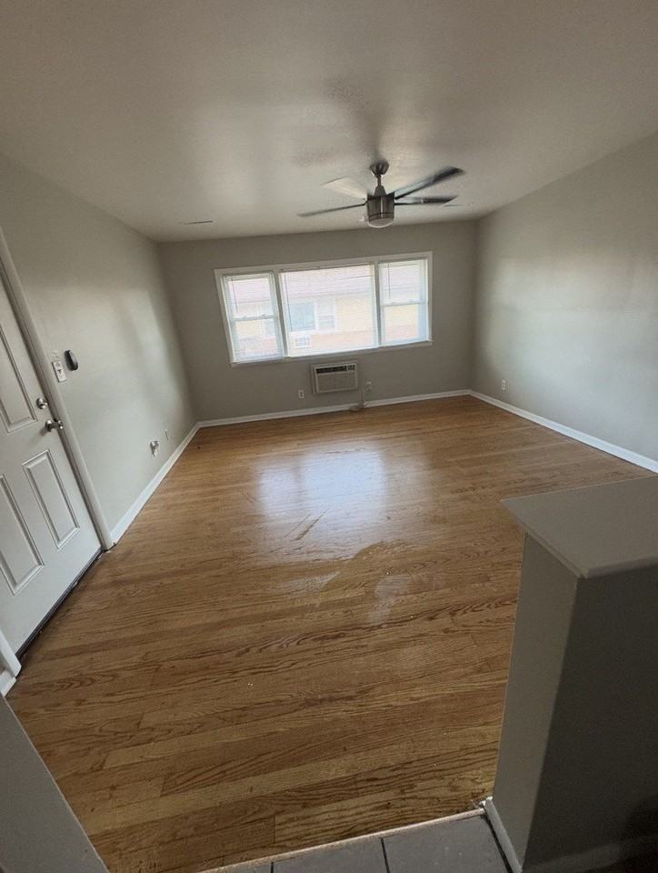 18446 Torrence Ave Apt 2e - Photo 4 of 7