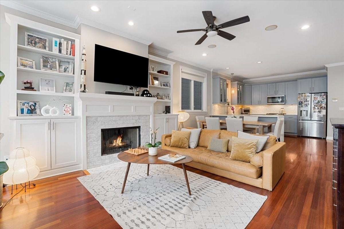 1018 N Hermitage Ave Apt 1 - Photo 2 of 32