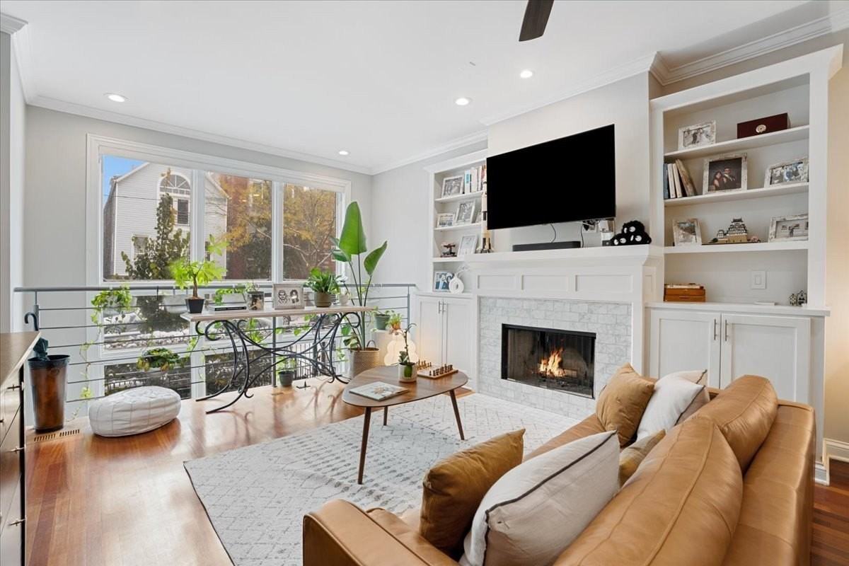 1018 N Hermitage Ave Apt 1 - Photo 4 of 32