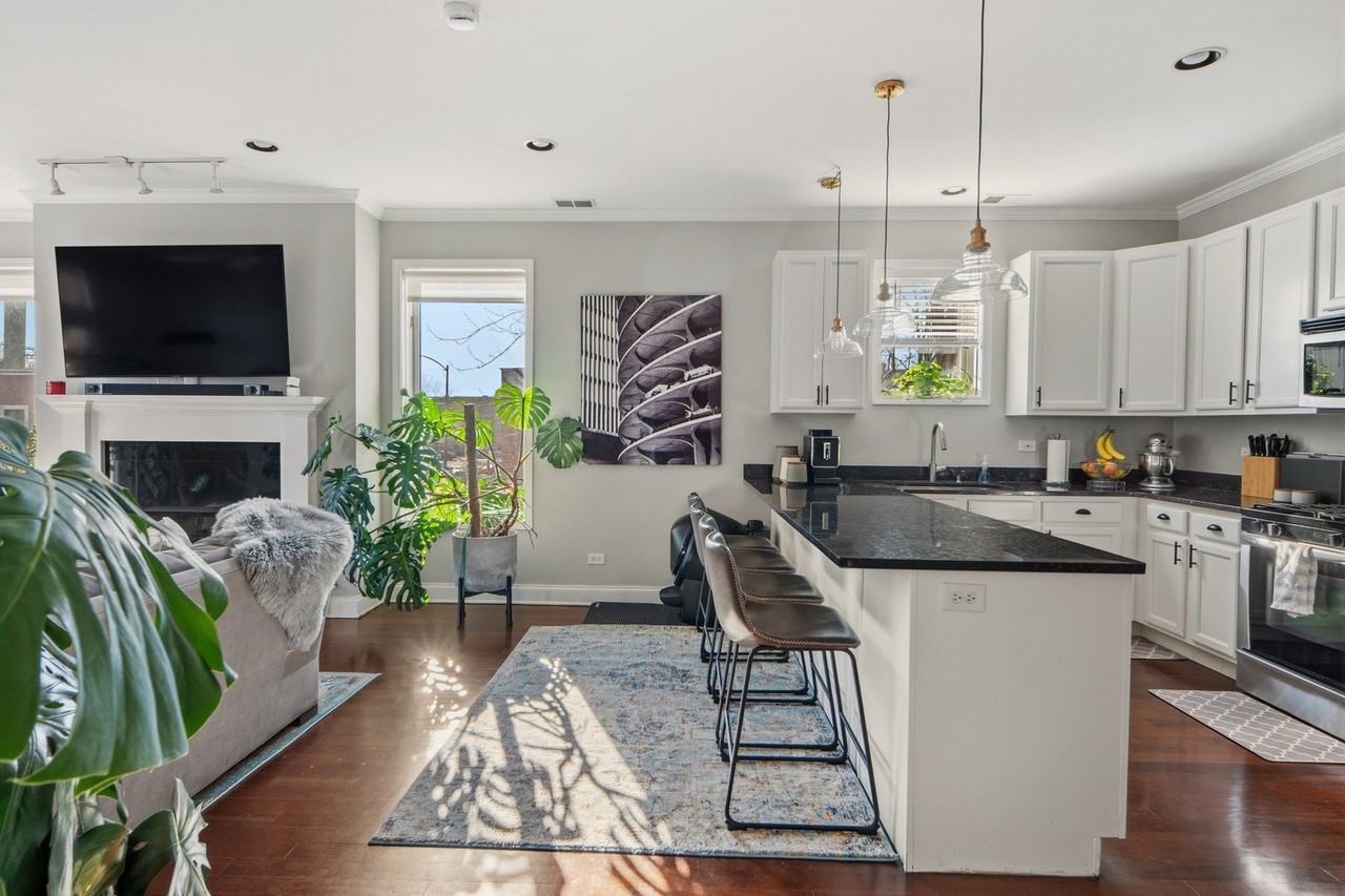 1836 W Foster Ave Unit 2 - Photo 2 of 20