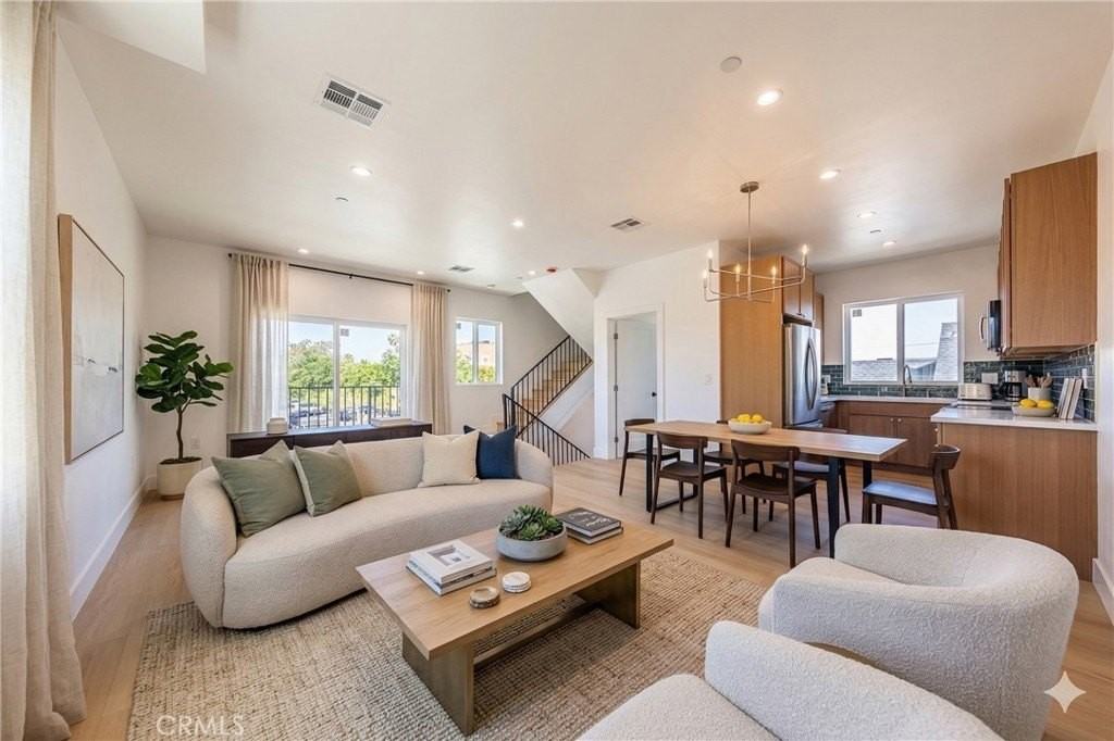 2426 S West View St #B - Photo 4 of 31