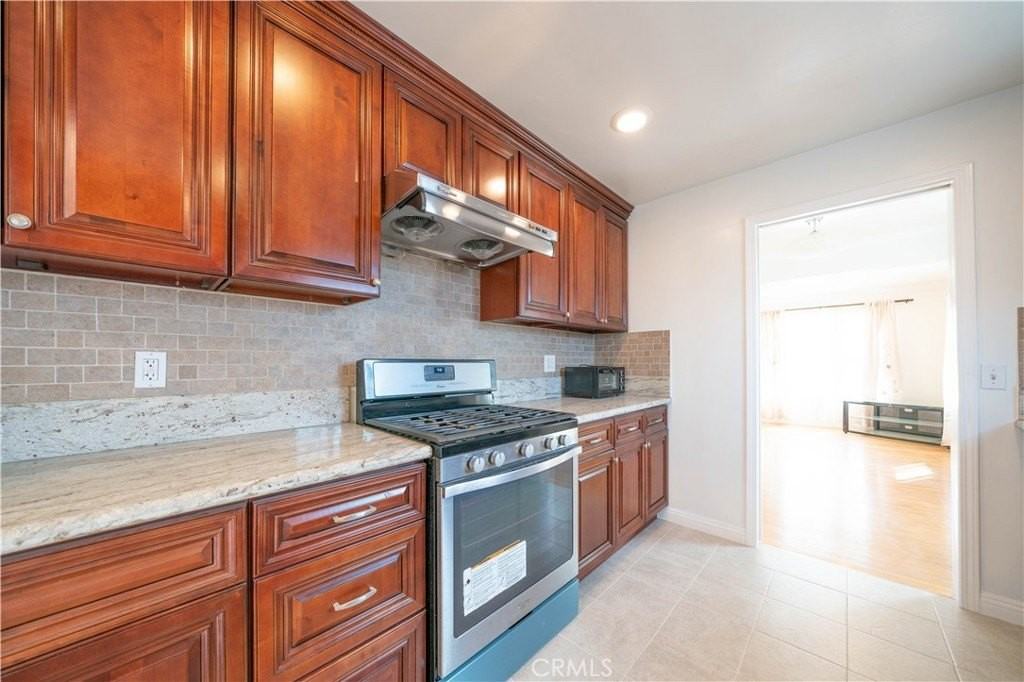 517 N Soldano Ave - Photo 3 of 24