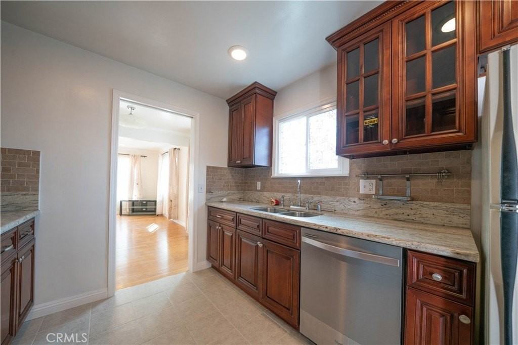 517 N Soldano Ave - Photo 4 of 24