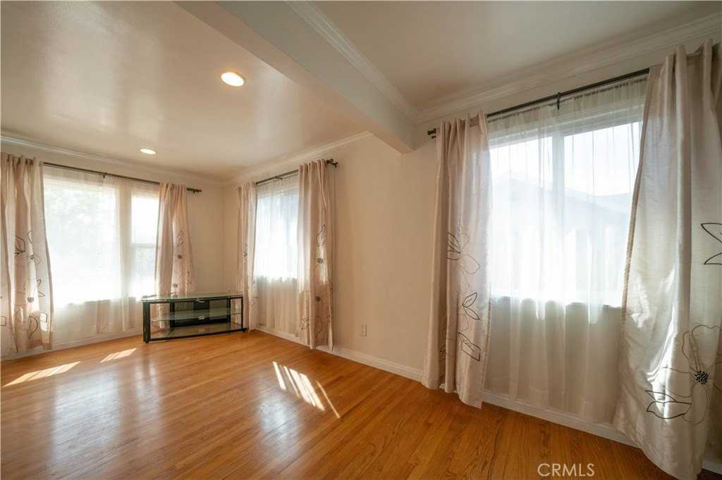 517 N Soldano Ave - Photo 6 of 24