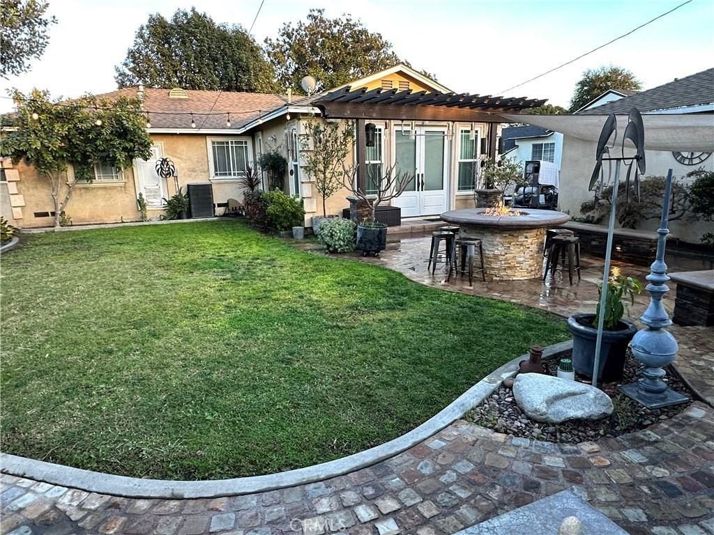 323 S Astell Ave - Photo 3 of 16