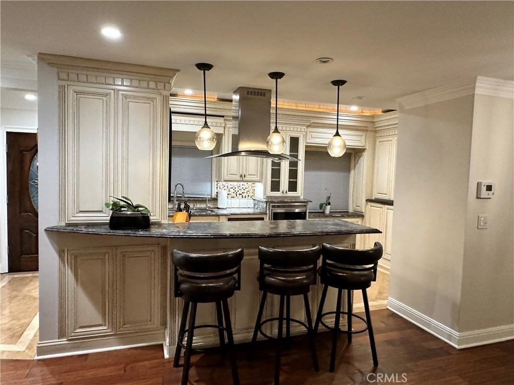 323 S Astell Ave - Photo 4 of 16