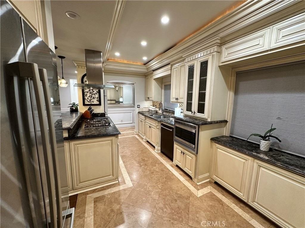 323 S Astell Ave - Photo 5 of 16