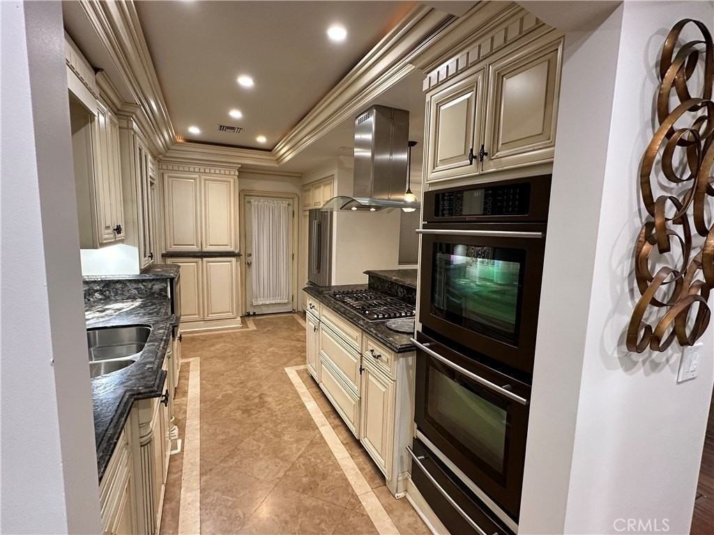 323 S Astell Ave - Photo 6 of 16