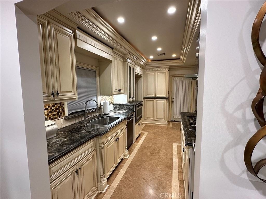 323 S Astell Ave - Photo 7 of 16