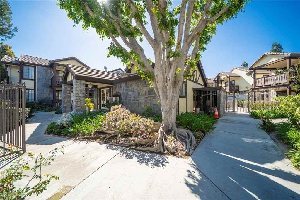 12432 Bay Hill Ct - Photo 3 of 37