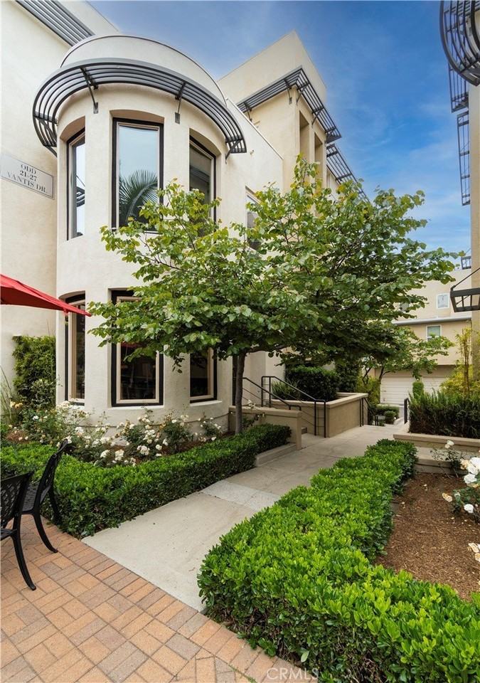 21 Vantis Dr - Photo 2 of 22