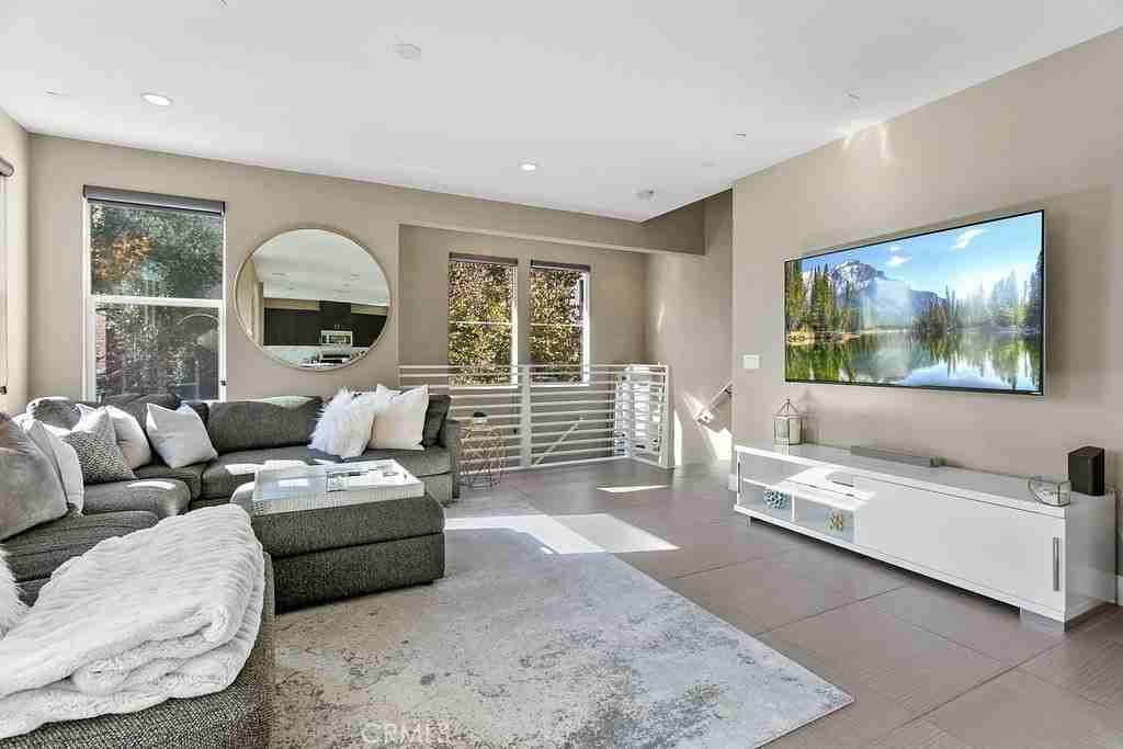 1 Empire Dr - Photo 3 of 26