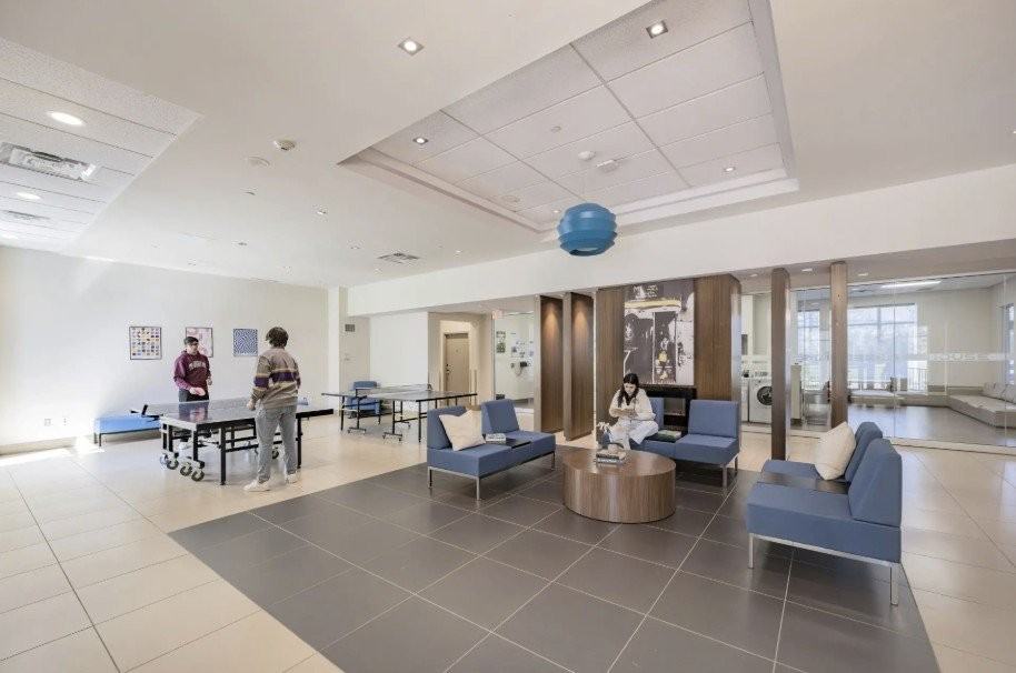 328 Regina St N - Photo 2 of 8