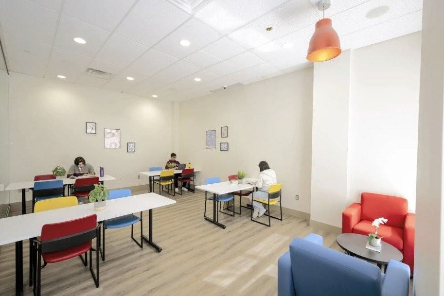 328 Regina St N - Photo 4 of 8