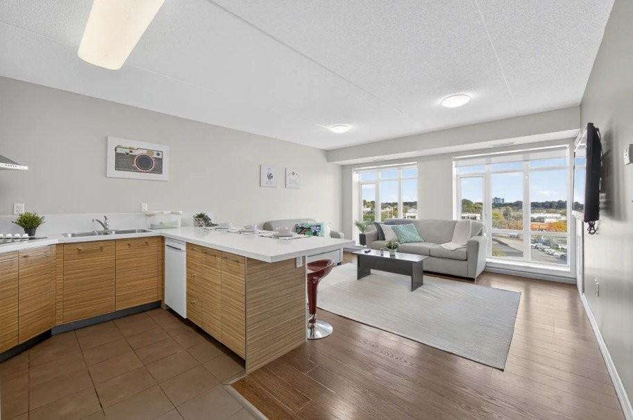 328 Regina St N - Photo 5 of 8