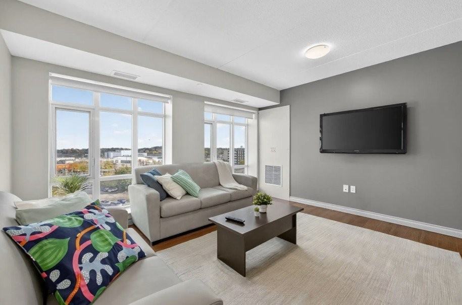 328 Regina St N - Photo 6 of 8