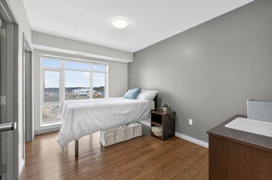 328 Regina St N - Photo 7 of 8