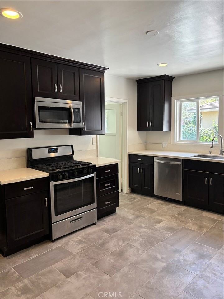 17218 Devonshire St - Photo 4 of 12