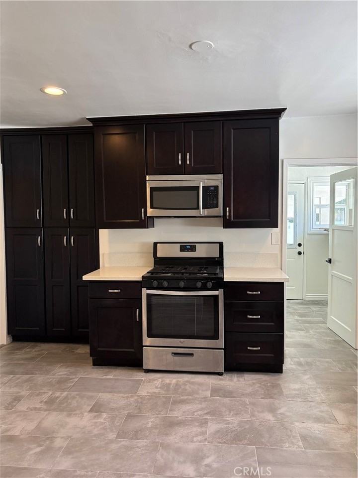 17218 Devonshire St - Photo 5 of 12