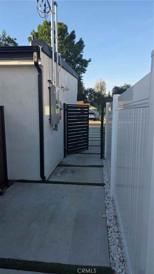 22730 Mariano St - Photo 4 of 31