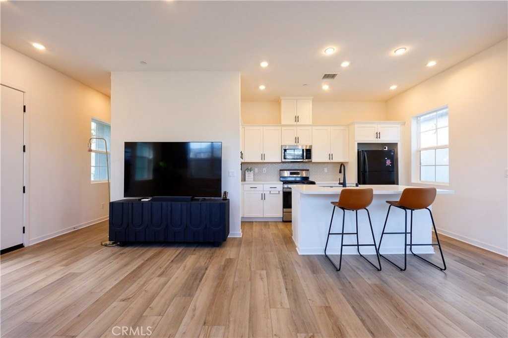 4437 S Fairmount Paseo - Photo 3 of 36