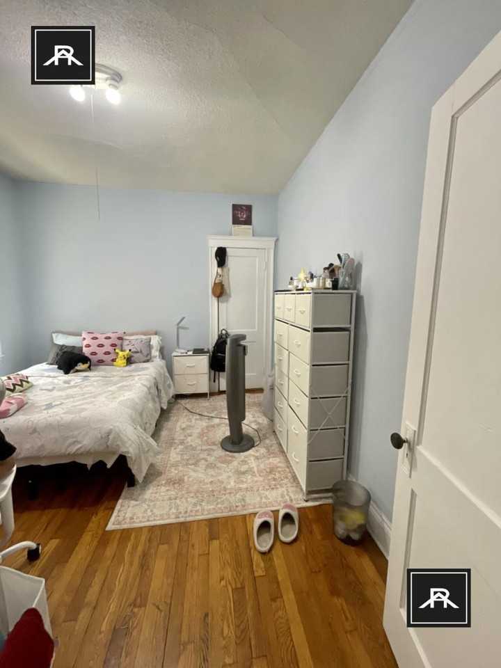 1558 Commonwealth Ave - Photo 4 of 5