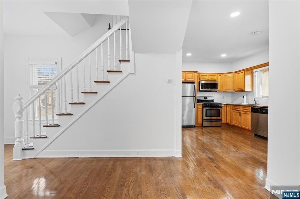 6 Cottage Pl - Photo 2 of 47