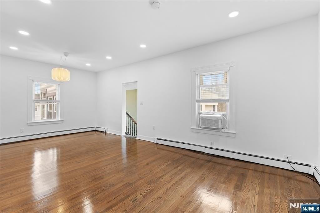 6 Cottage Pl - Photo 3 of 47