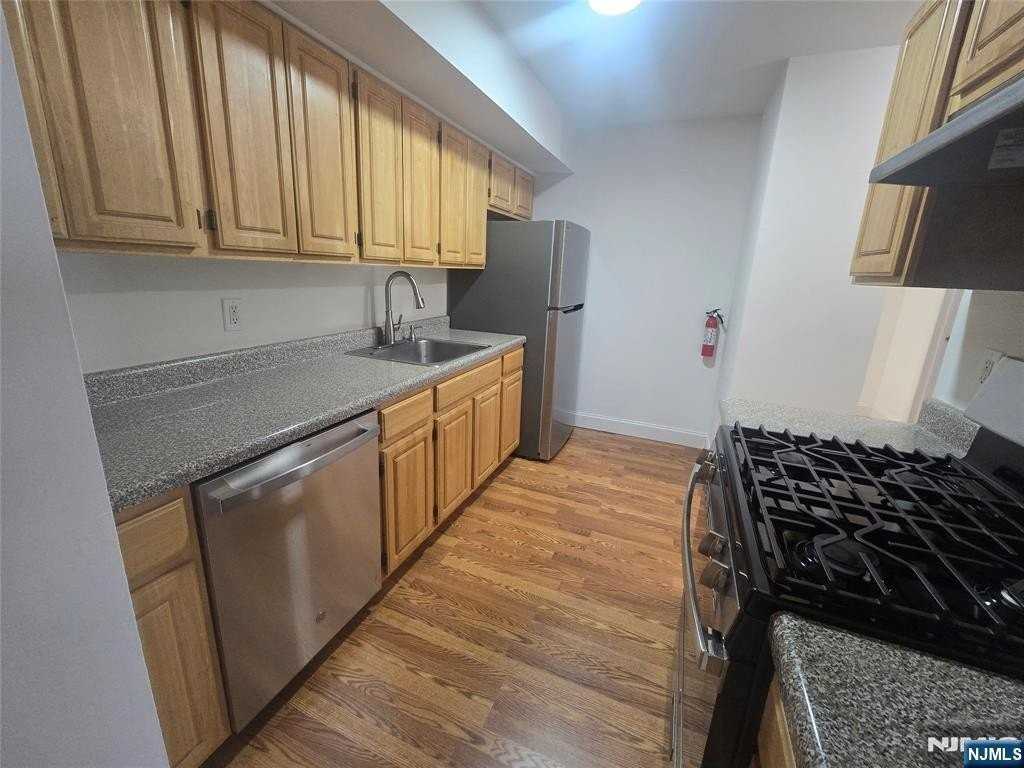 65 Fairview St Apt 1h - Photo 4 of 14