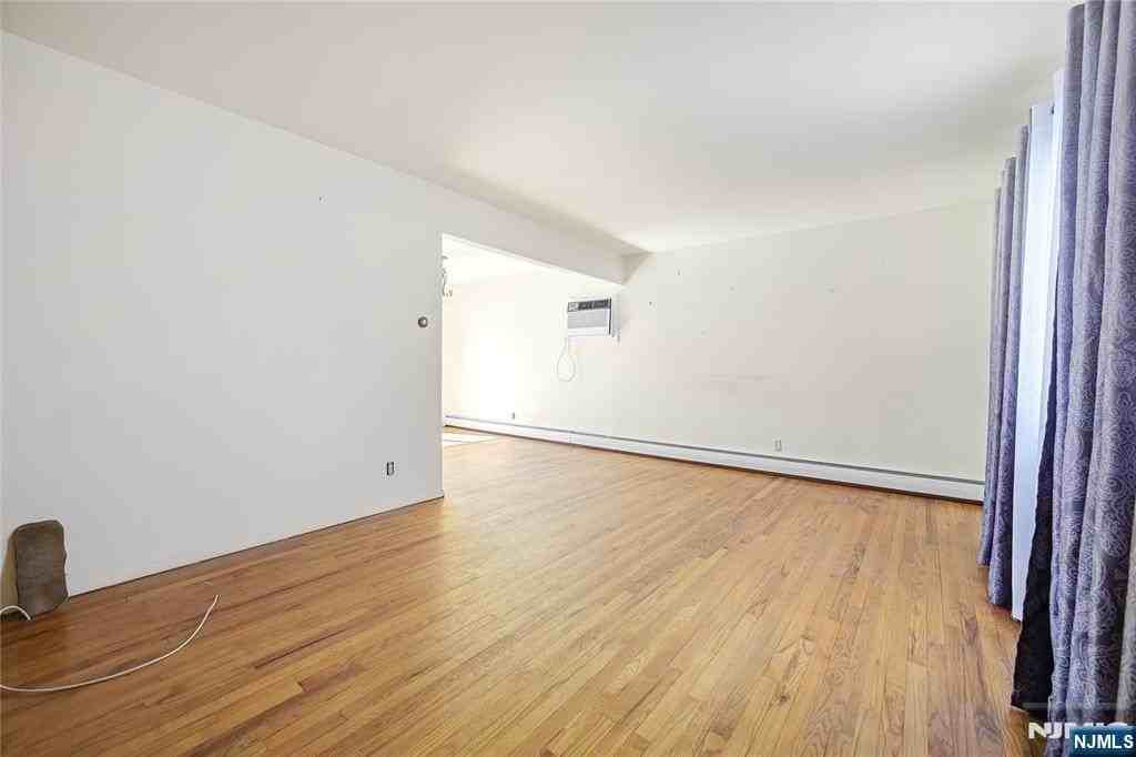 340 Kipp Ave - Photo 4 of 30