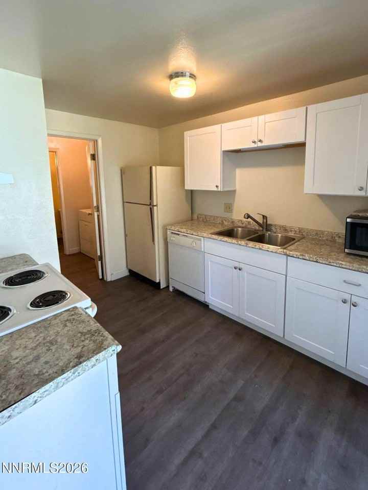 1664 Manchester Way - Photo 5 of 11