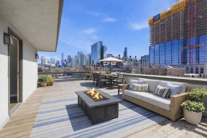 448 N Carpenter St - Photo 7 of 10