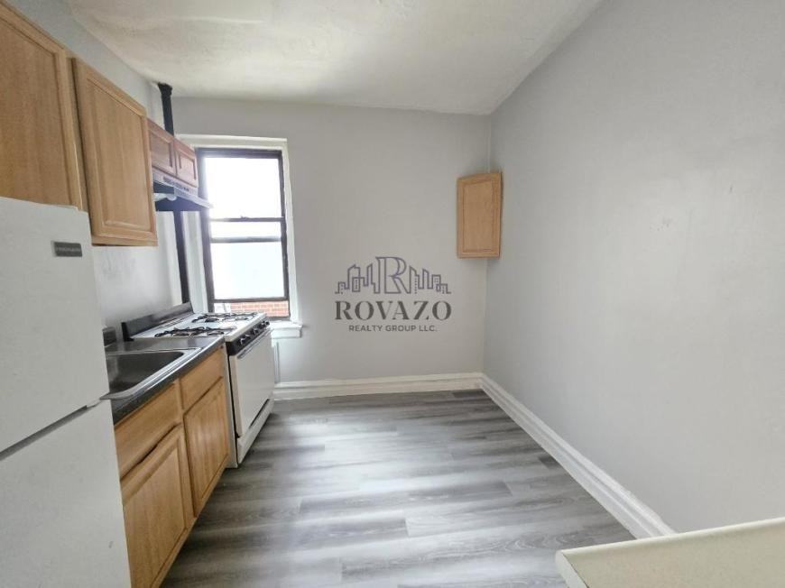 160 Ellis Ave