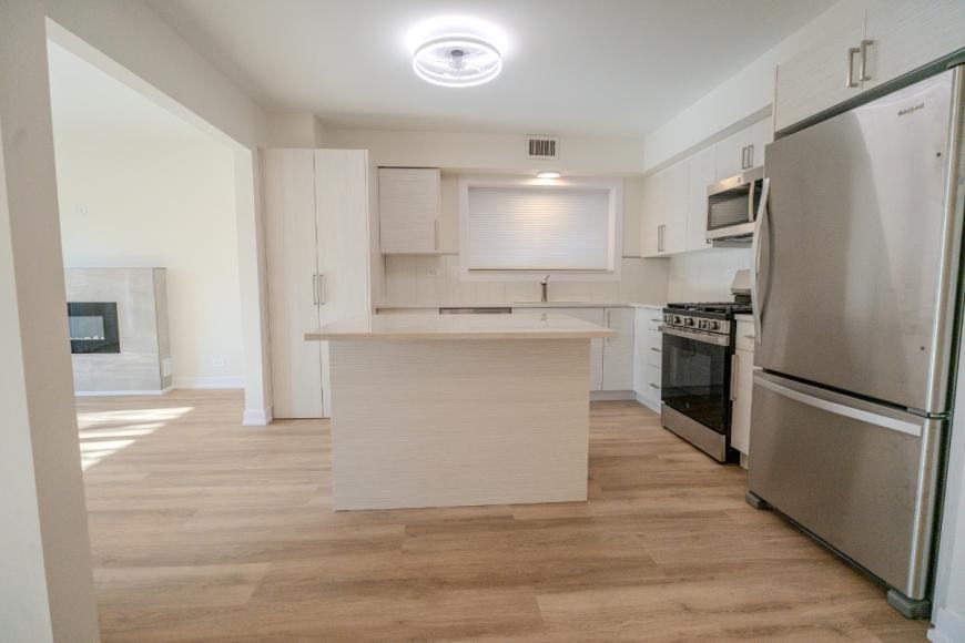 2740 W Farragut Ave - Photo 6 of 10