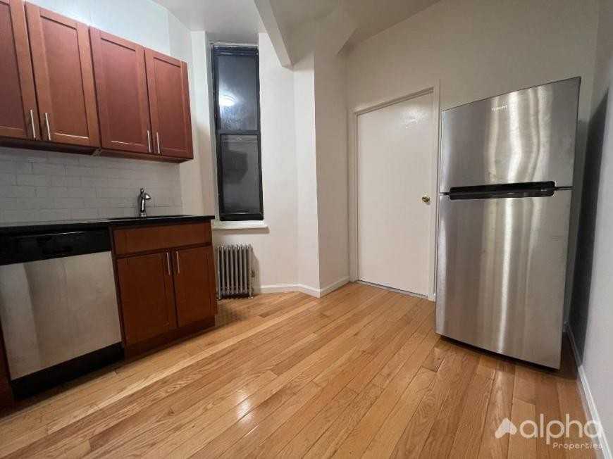 628 E 11st St - Photo 4 of 6