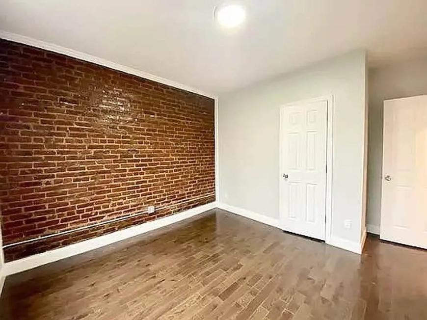 184 Nagle Ave - Photo 5 of 7