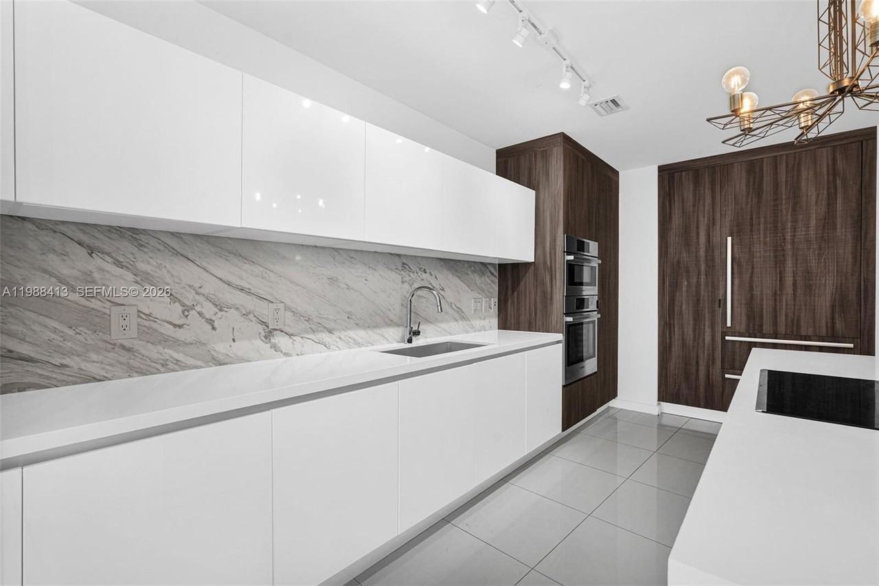 851 Ne 1st Ave - Photo 4 of 8